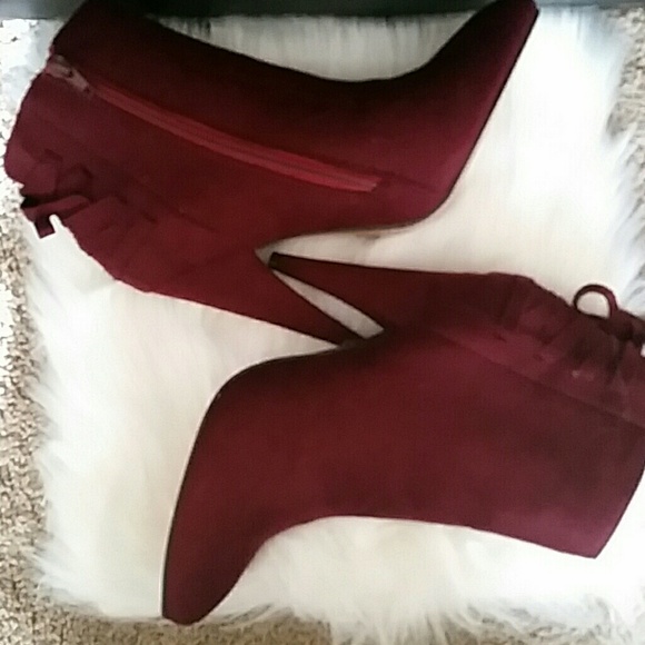 Bakers Shoes - **Brand New** Women's heeled Boots